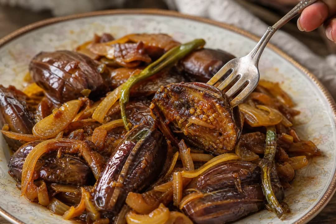 Plated Sri Lankan Brinjal Moju with glossy tamarind sauce and tender eggplant slices.